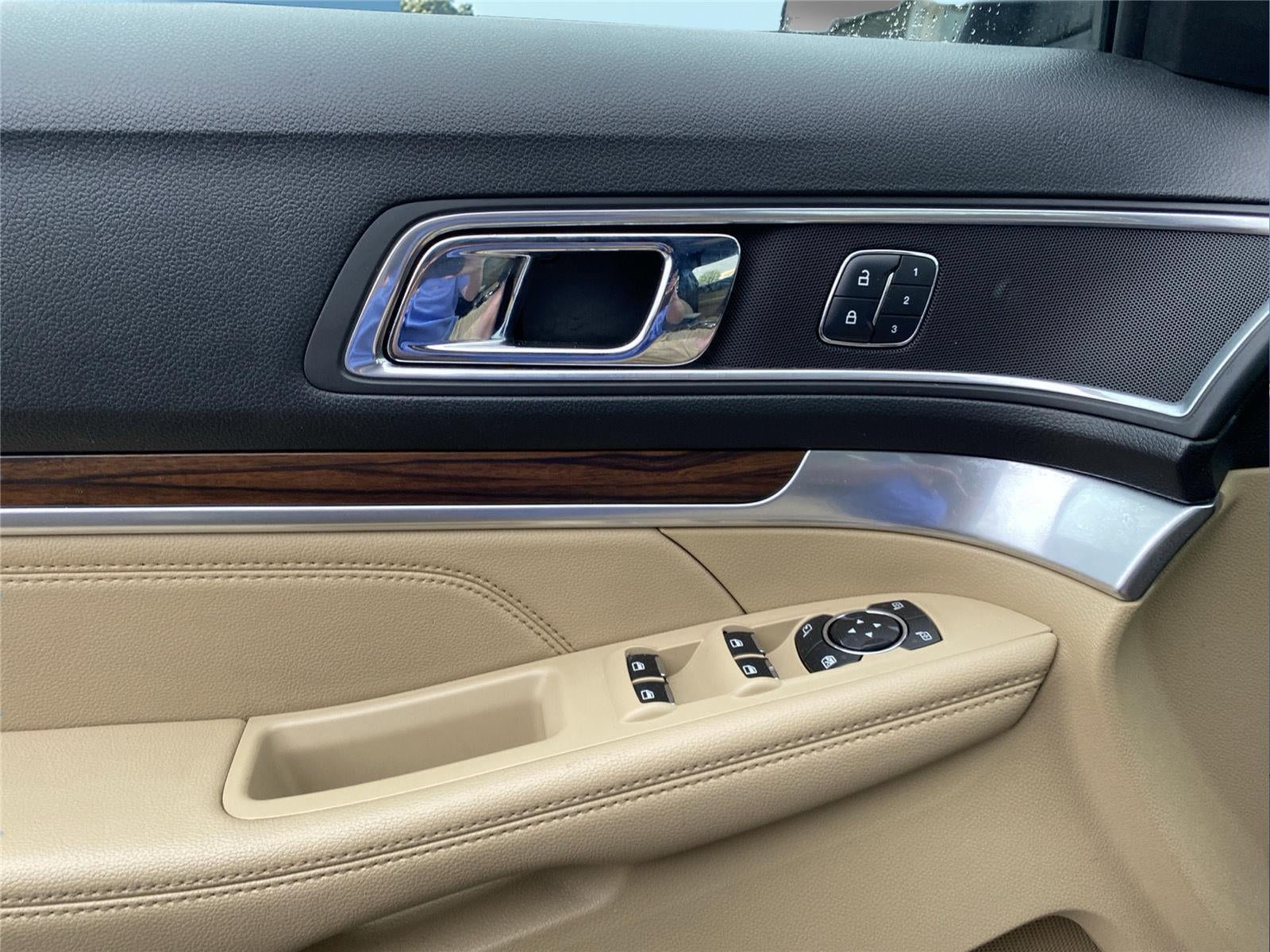 2017 Ford Explorer tan