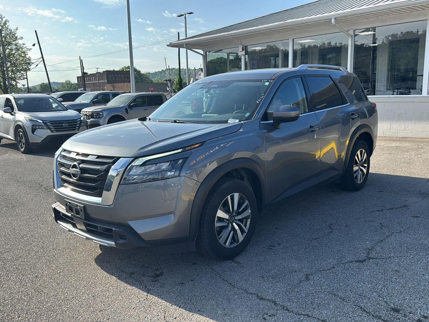 2025 Nissan Pathfinder SL