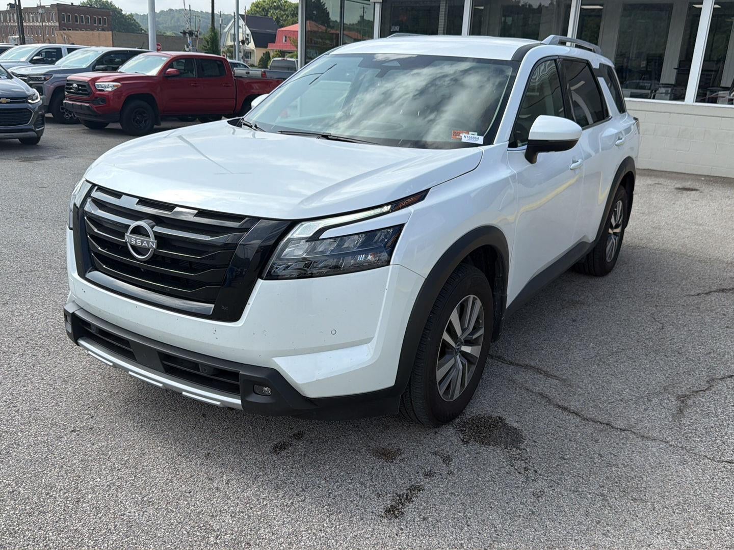 2025 Nissan Pathfinder SL