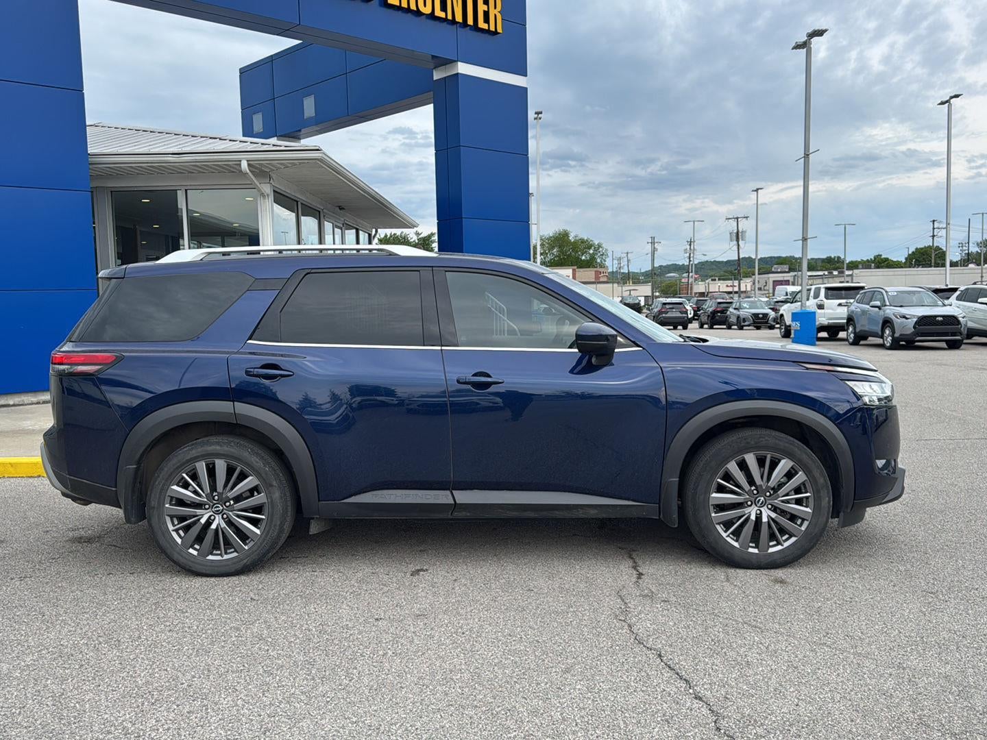 2024 Nissan Pathfinder SL