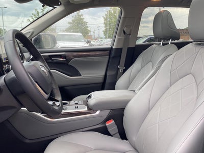 2025 Toyota Highlander Hybrid Platinum