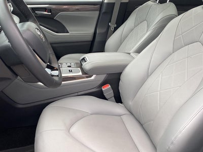 2025 Toyota Highlander Hybrid Platinum