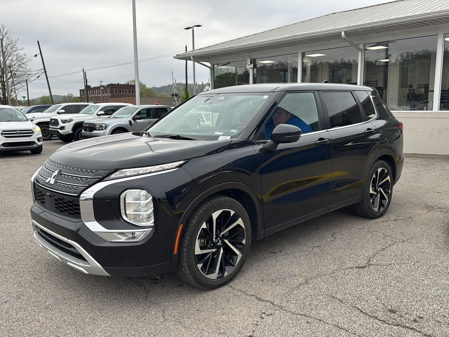 2024 Mitsubishi Outlander SE